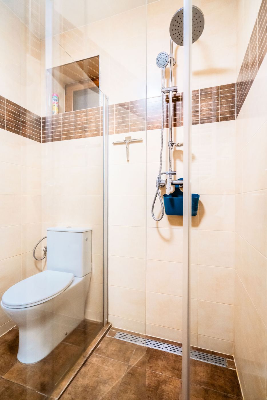 Kúpeľňa so sprchovým kútom a WC