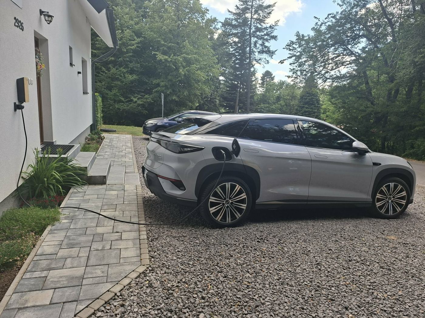 Nabíjanie elektromobilu pri chate