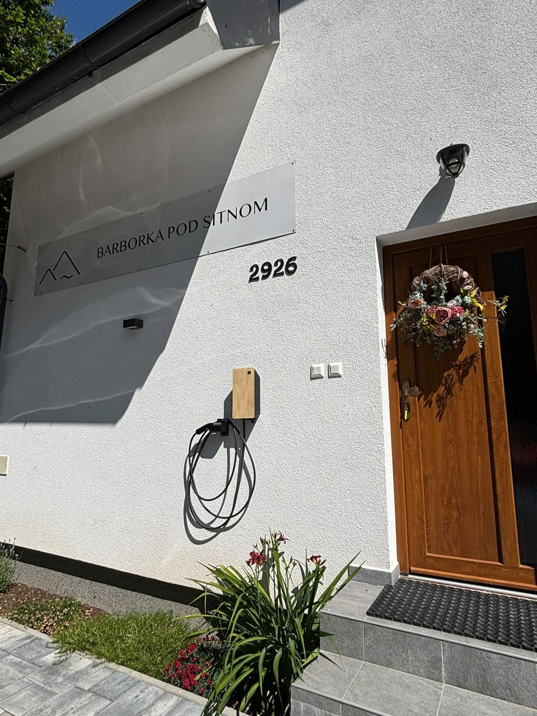 Nástenná elektronabíjačka pri vstupe